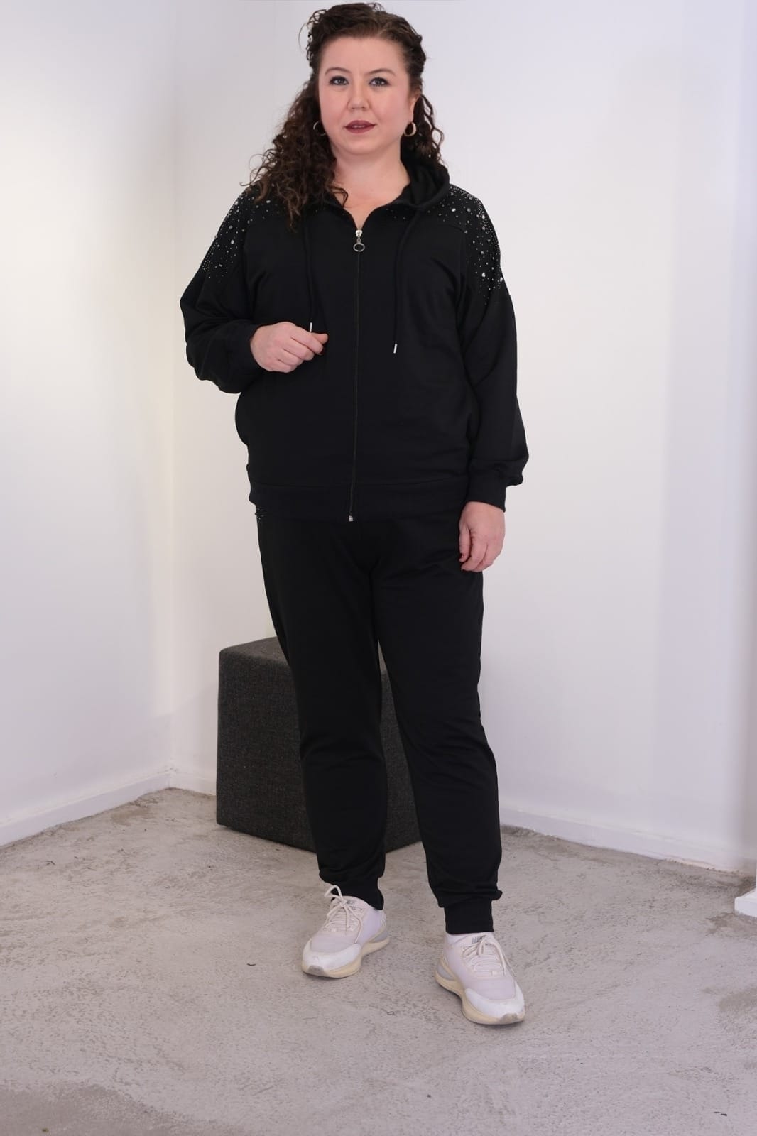 Alternative view of İncili ve Taş Detaylı Eşofman Takımı