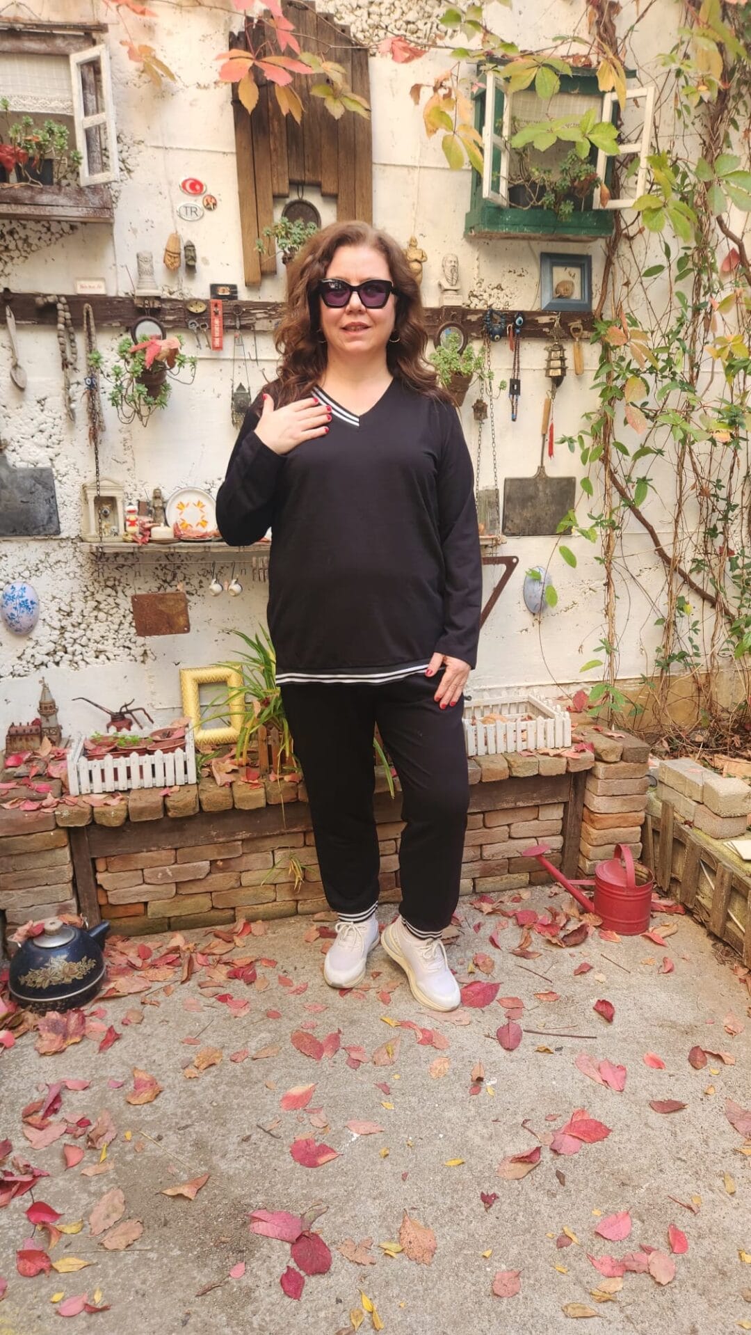 Alternative view of Siyah Ribanalı Takım