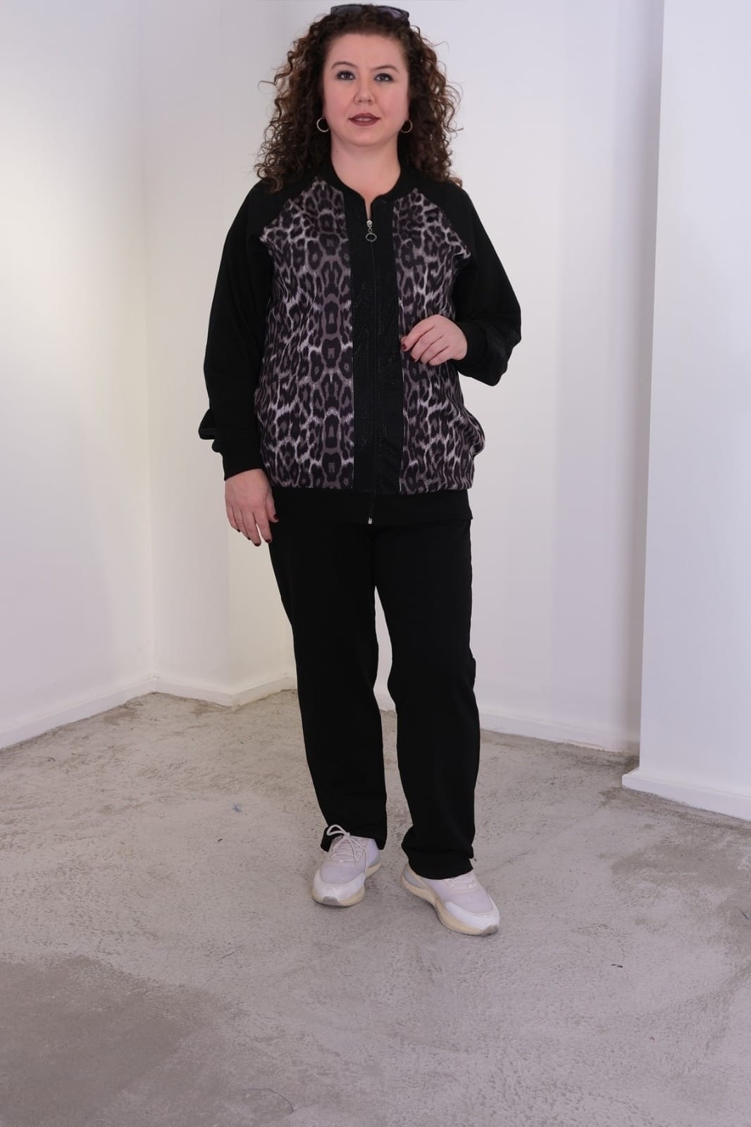 Alternative view of Leopar ve Sim Detaylı Önden Fermuarlı Kahverengi Takım