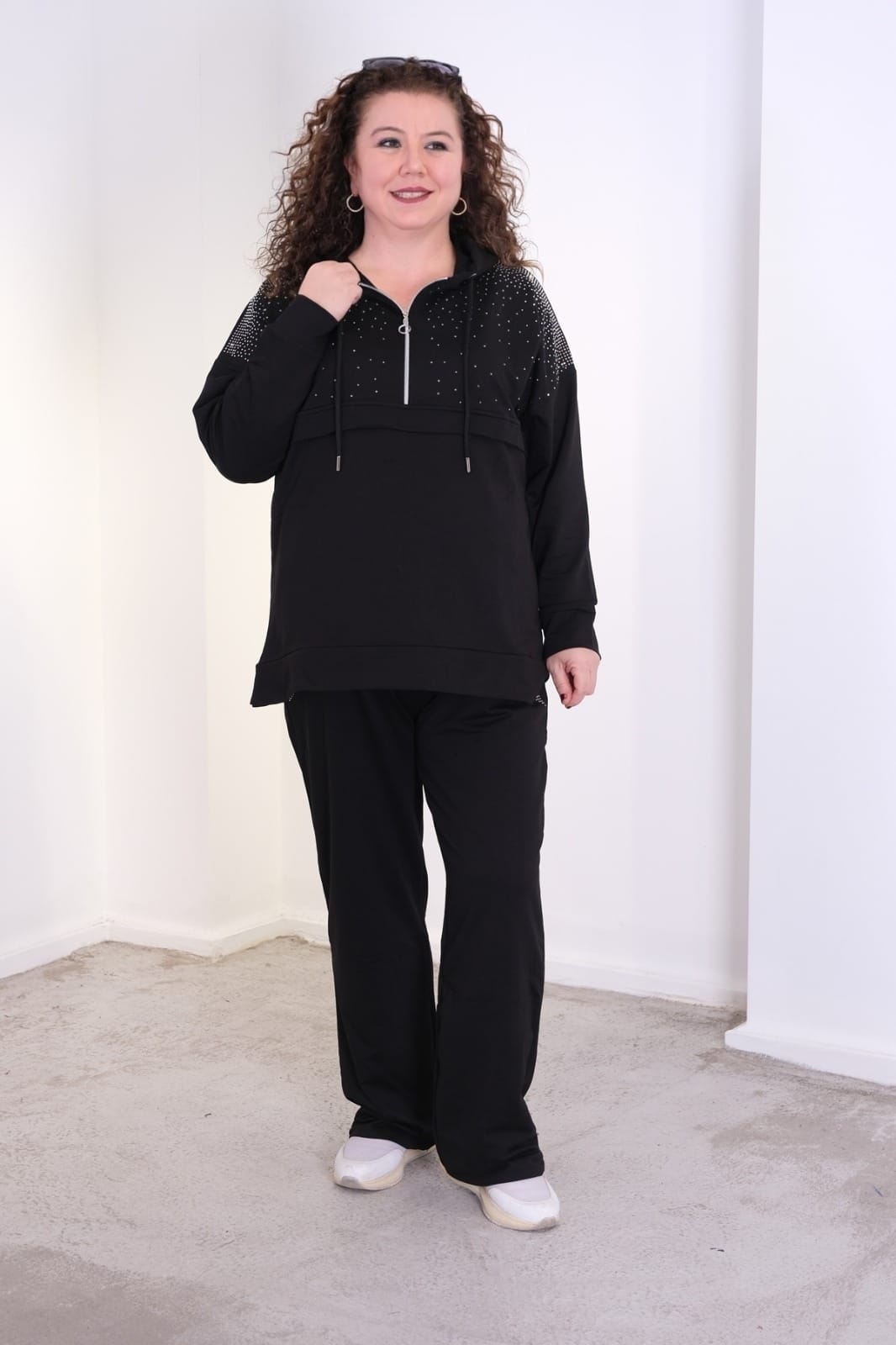 Alternative view of Kapşonlu Omuz ve Cep Taş Detaylı Siyah Eşofman Takımı