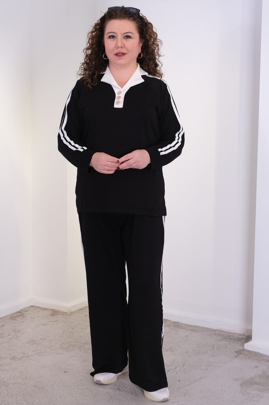 Alternative view of Polo Yaka Siyah Beyaz Şerit Detaylı Eşofman Takımı