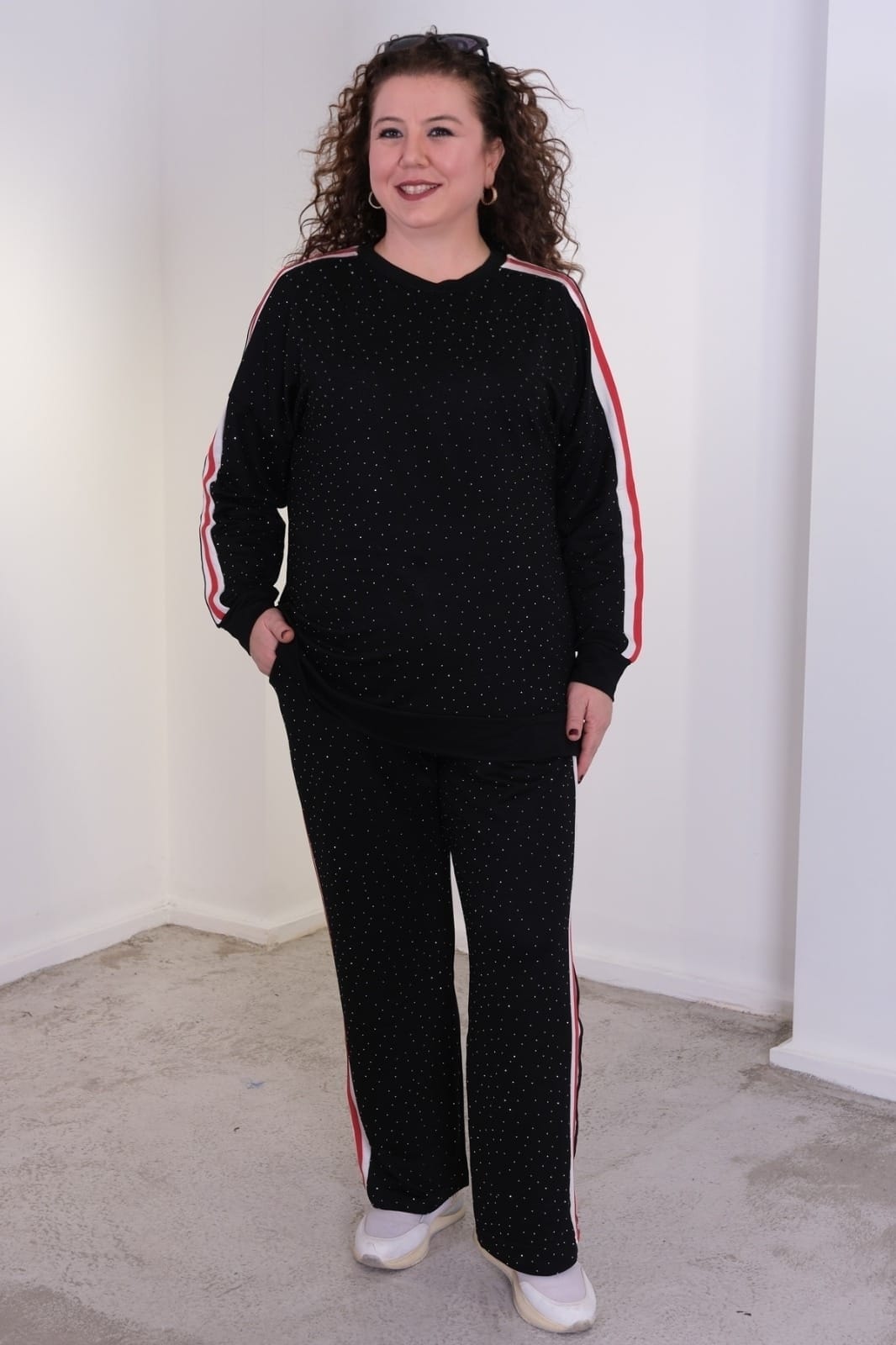 Alternative view of Kırmızı Beyaz Şerit ve Taş Detaylı Eşofman Takımı