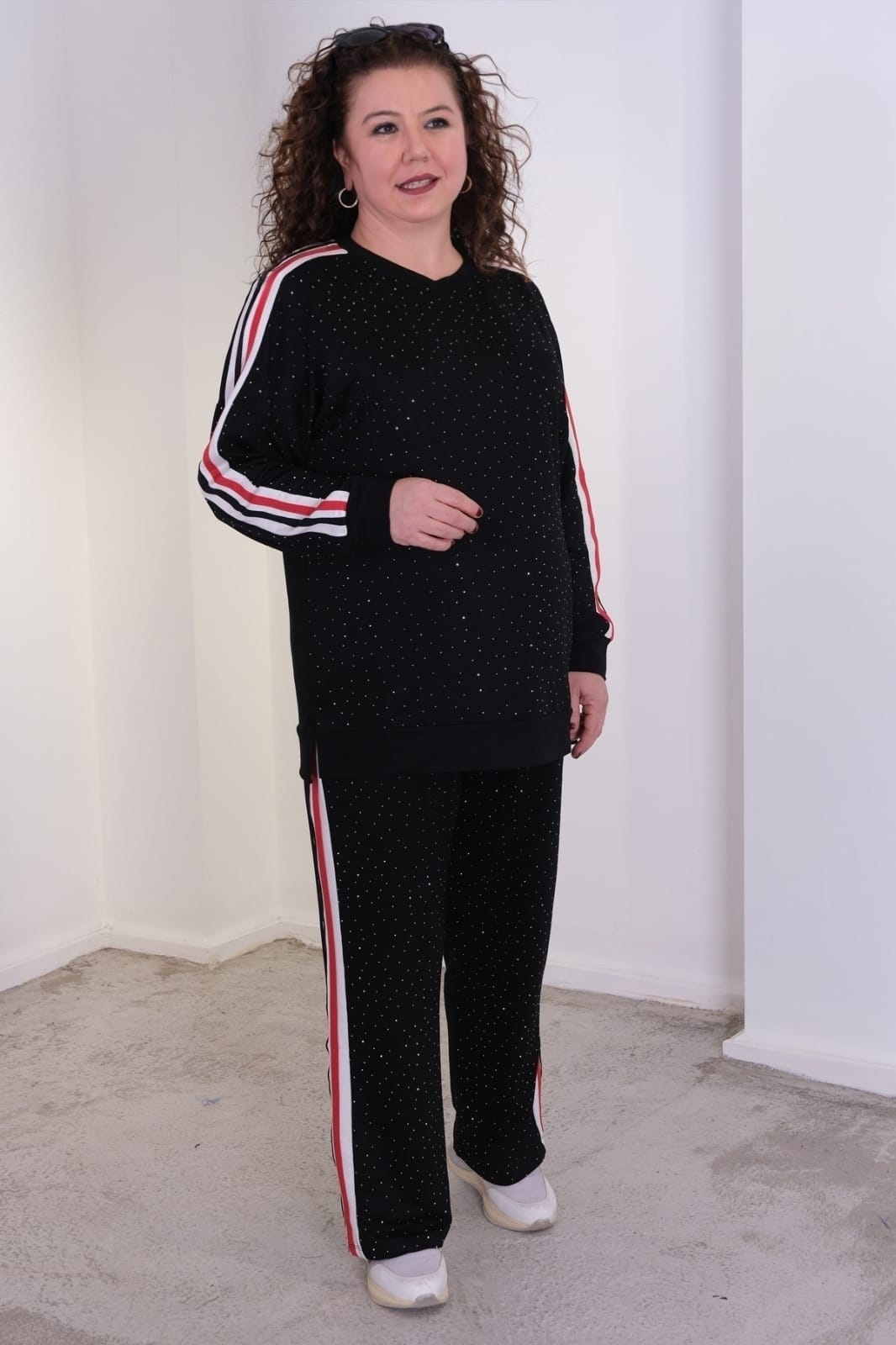 Kırmızı Beyaz Şerit ve Taş Detaylı Eşofman Takımı