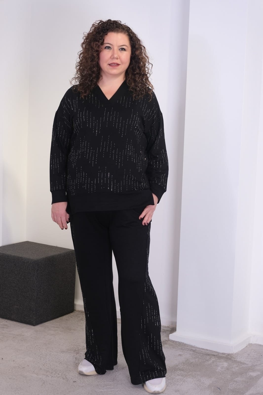 V yakalı Taş Detaylı Eşofman Takımı Siyah