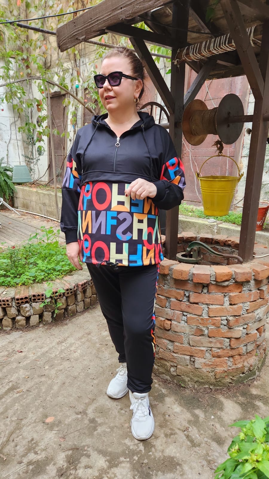 Kapşonlu Renkli Harf Detaylı Eşofman Takımı