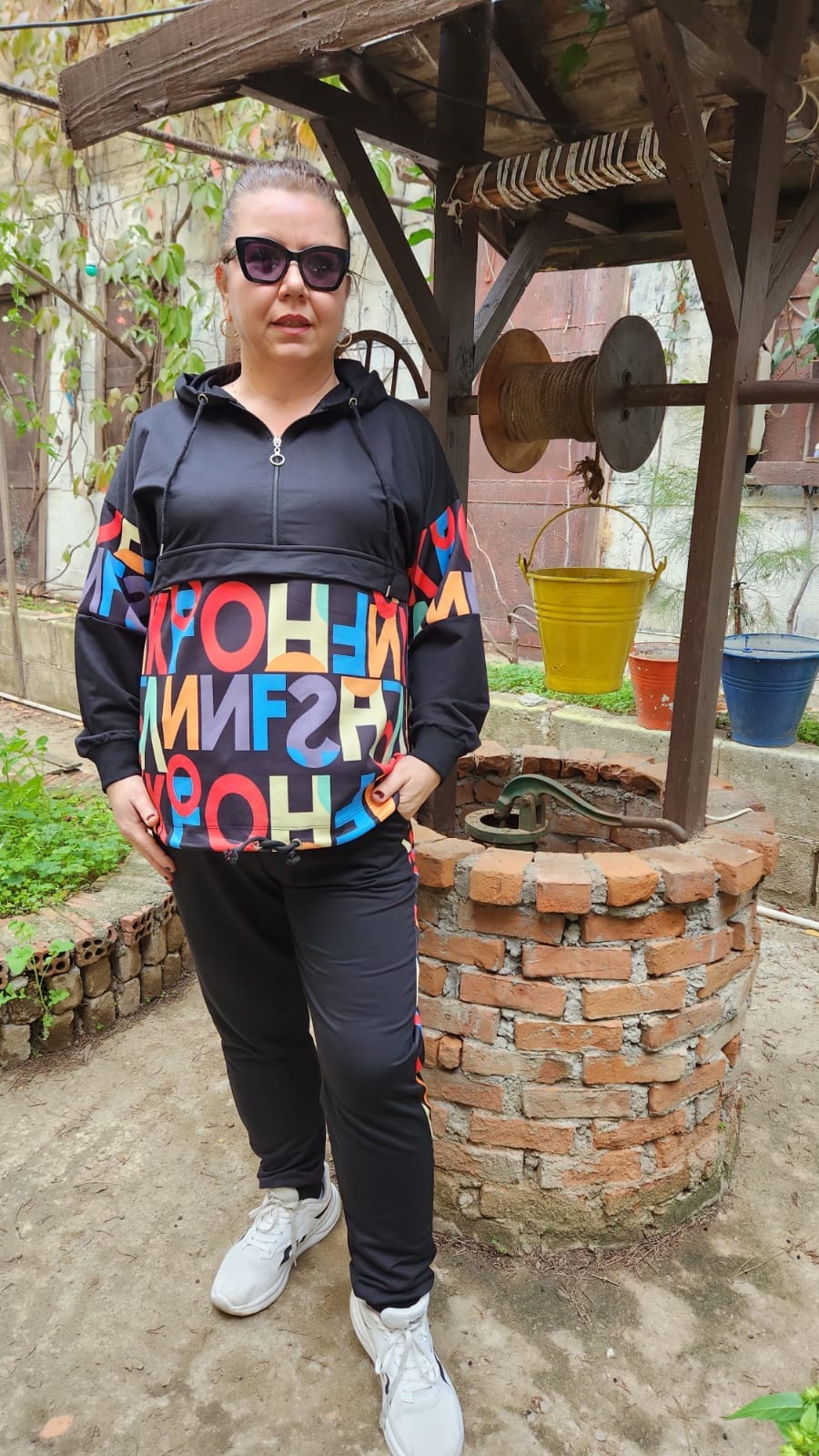 Alternative view of Kapşonlu Renkli Harf Detaylı Eşofman Takımı